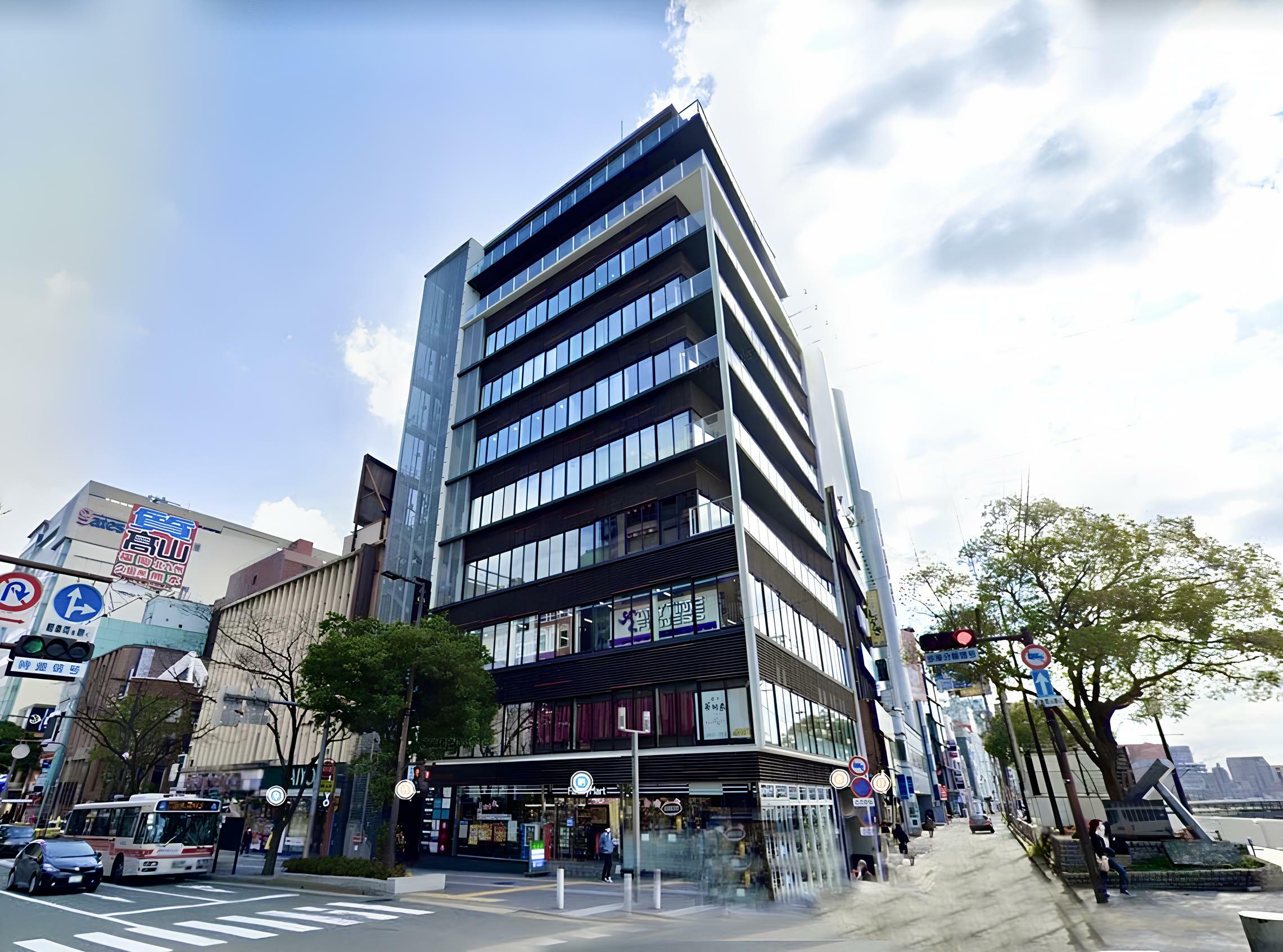 外観｜博多へも天神へもアクセス良好、那珂川沿いに佇むハイグレードビル。
