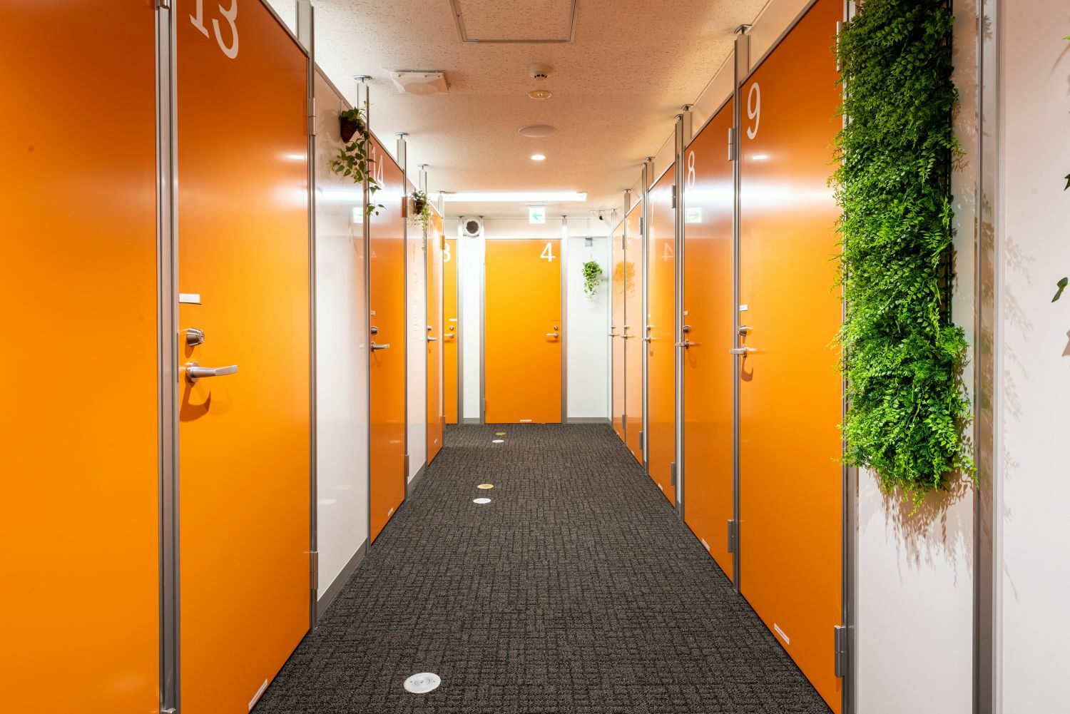 共有部_廊下。個室オフィスは施錠可能となっています。