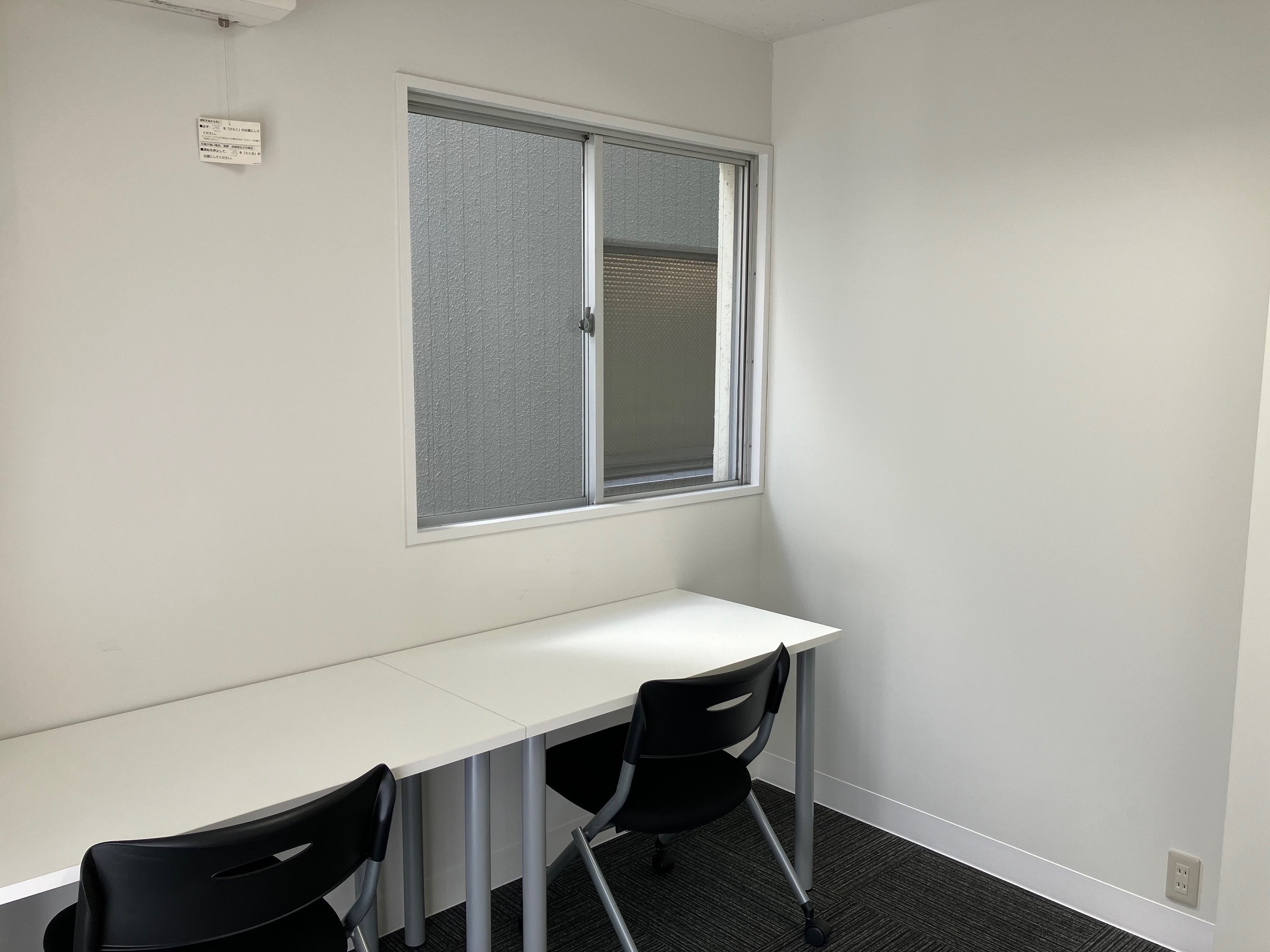 専有部_個室。暗証番号認証による入室でセキュリティ面も安心です。