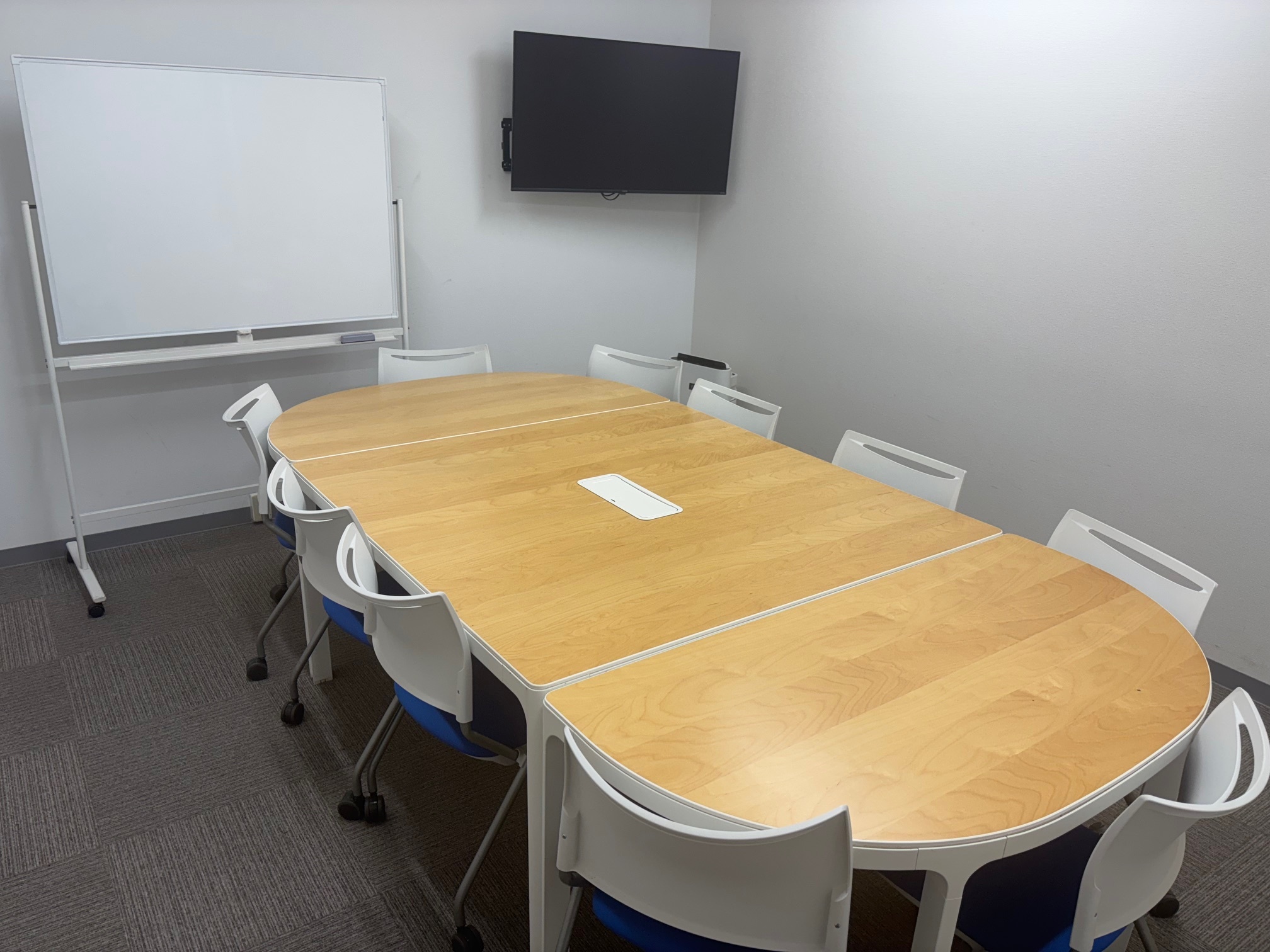 共有部_会議室。会議室が充実しており、スムーズにご利用いただけます（有料）。