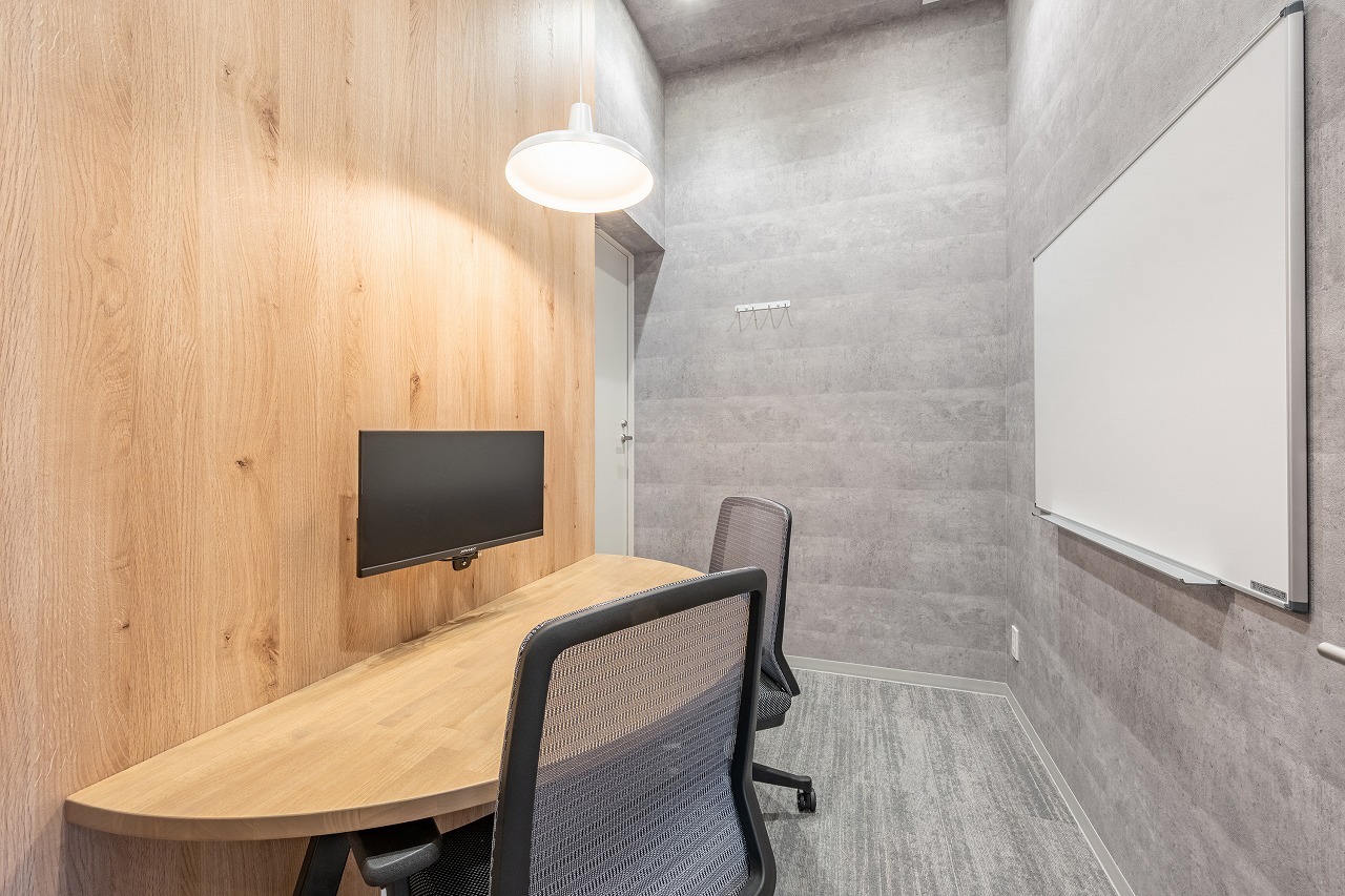 面談でもご利用しやすい2名用会議室完備