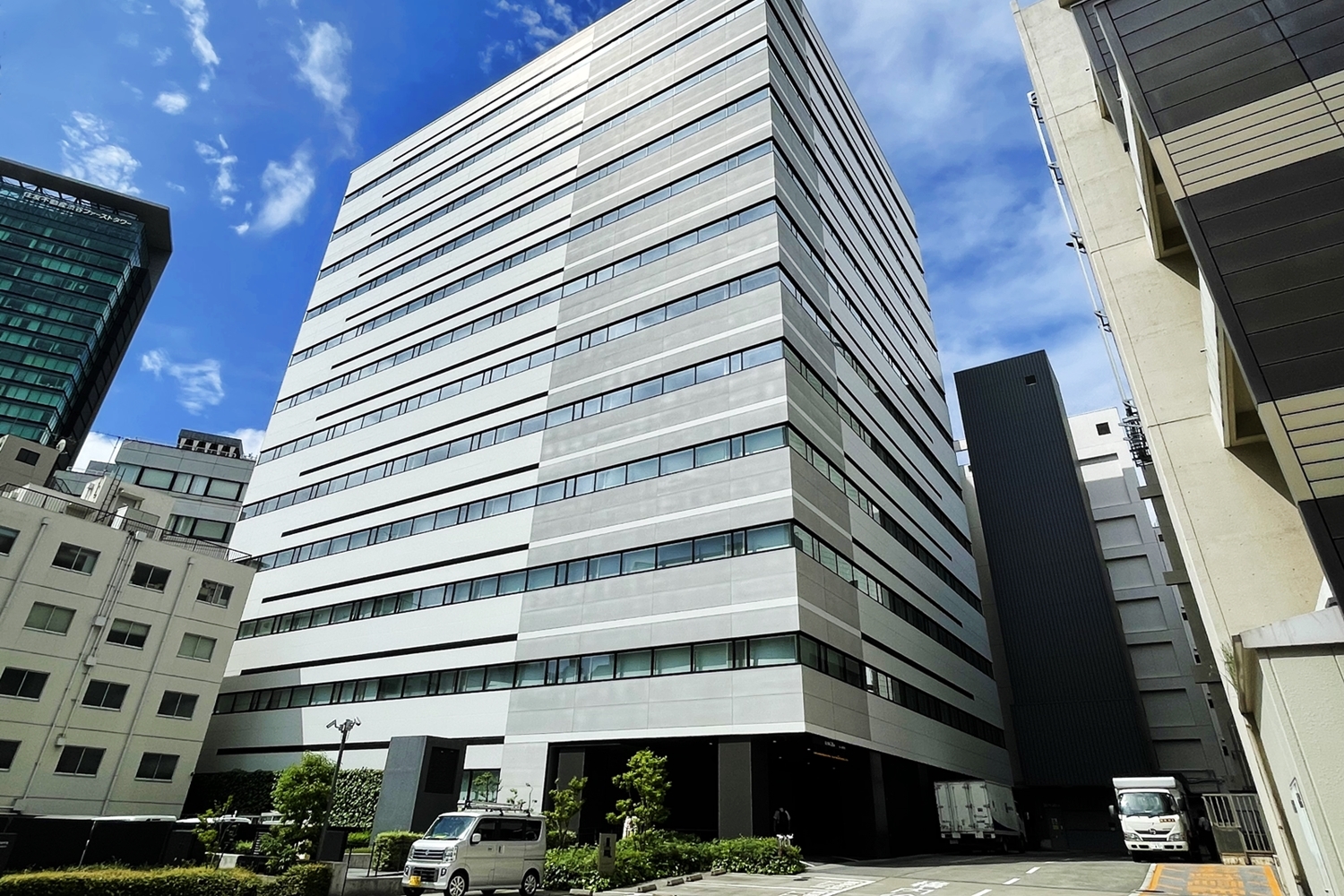 ビル外観_2016年竣工のハイグレードビル。渋谷駅・表参道駅からアクセス良好な立地に所在。