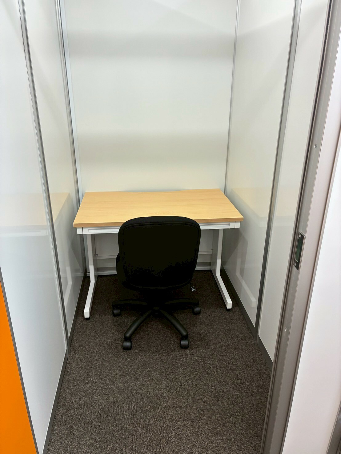 専有部_個室。家具、インターネット環境完備です。