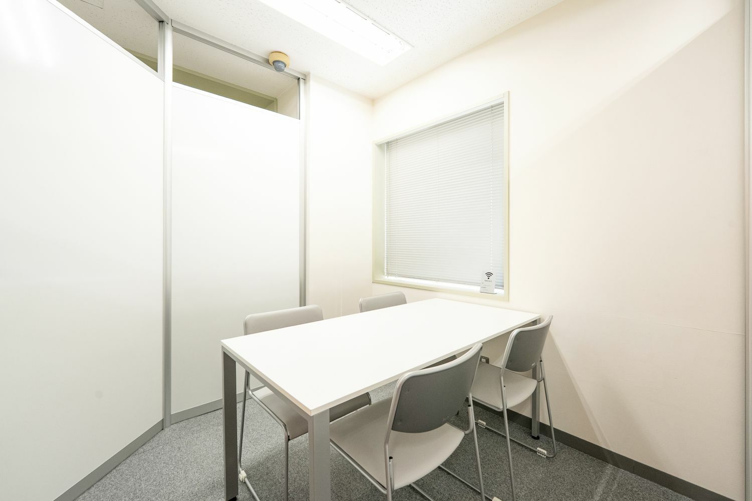 共有部_会議室。少人数での会議や打ち合わせなどで利用できます(有料)。