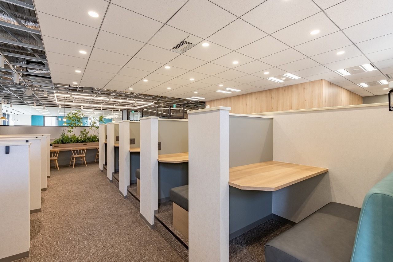 共有部_コワーキングスペース。カフェブースは食事・通話・WEB会議OKの作業スペースです。©bizcomfort