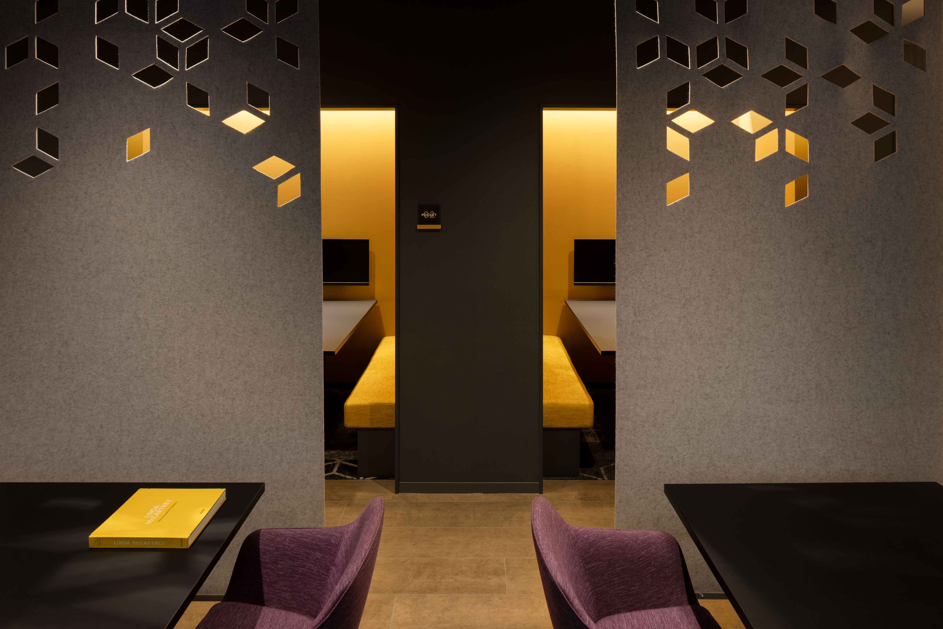 共有部_10階ラウンジ。ゲストを招いて商談することも可能です。