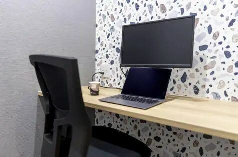 共有部_テレフォンブース。WEB会議や面接の際に便利です。※画像はイメージです。©bizcomfort