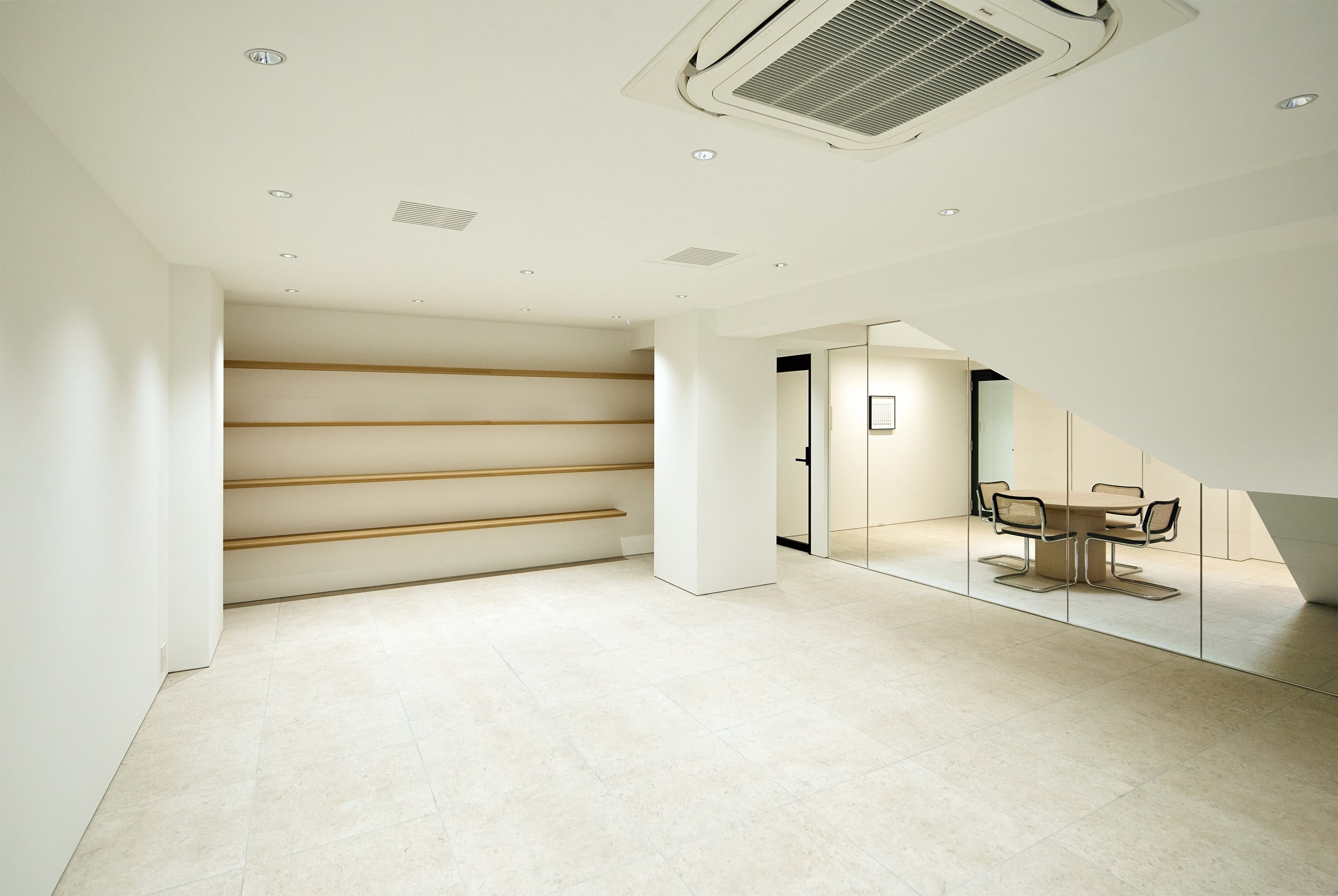 昇降式デスク+アーロンチェアのセットアップ可能