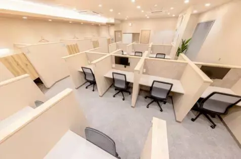 共有部_ワークブース。静かに集中して過ごしたい方におすすめです。※画像はイメージです。©bizcomfort