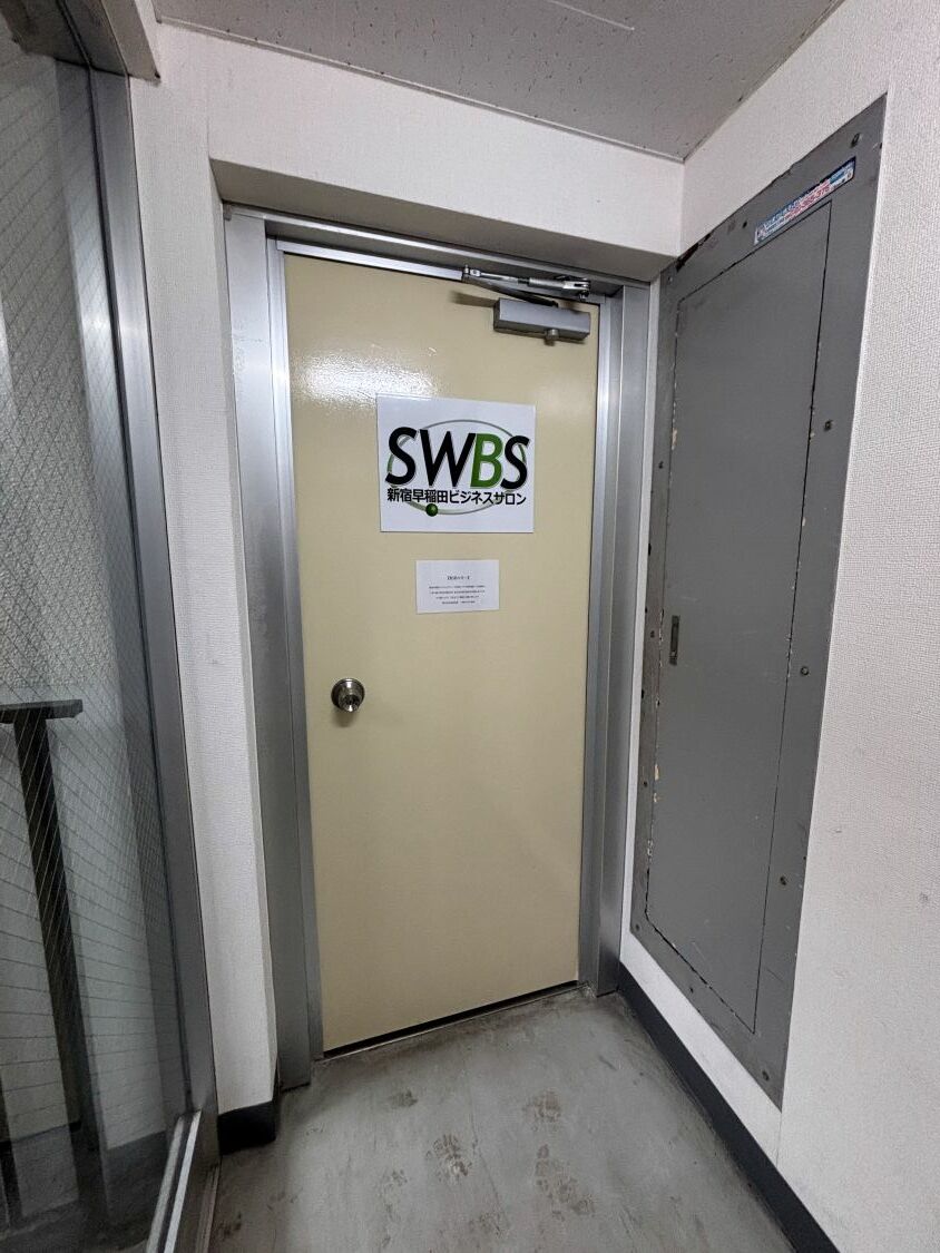 外観_入口。早稲田駅から徒歩6分に位置しています。