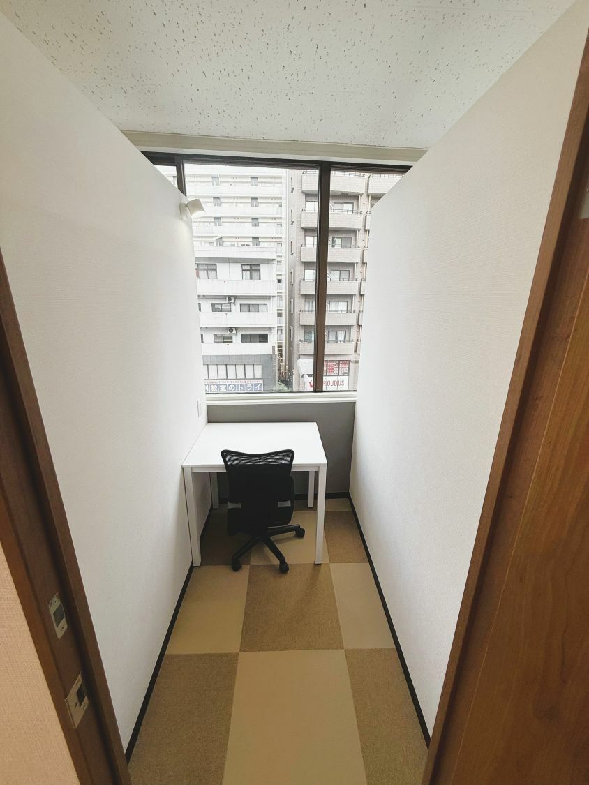 専有部_個室。自然光が入る窓ありのお部屋もあります。