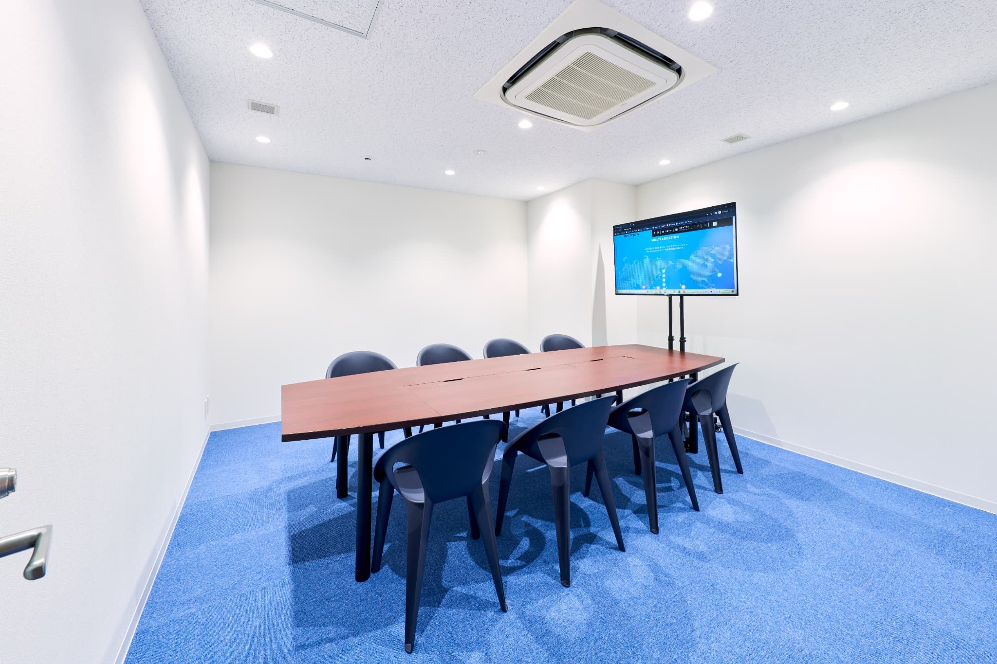 貸会議室｜1時間550円から使える会議室。複数モニター設置なので、WEB会議はもちろん、ゲストを招いてのプレゼンテーションにも。