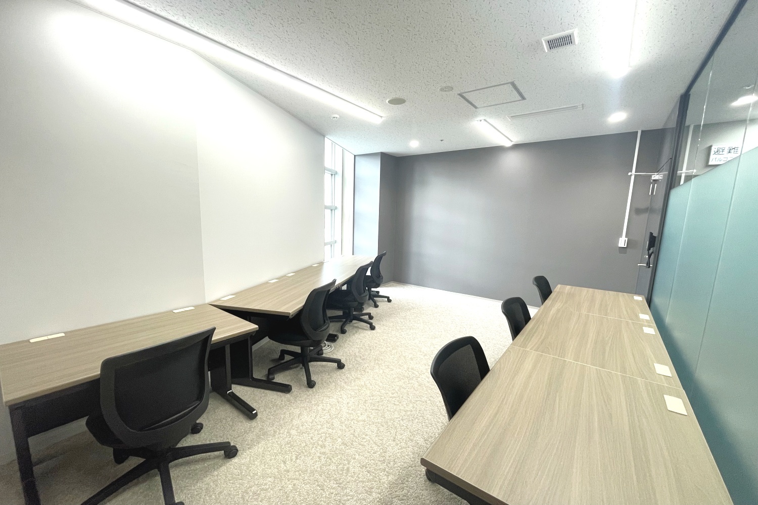 専有部_個室。自然光が入る窓ありのお部屋です。