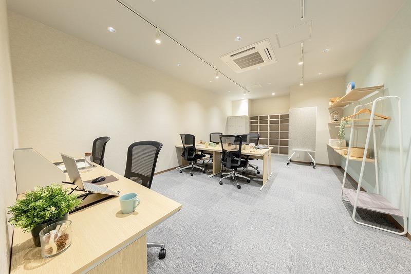 専有部_個室(セットアップオフィス)。6名用・10名用のセットアップオフィスには室内に給湯スペース、打合せスペースもセットアップ済みです。