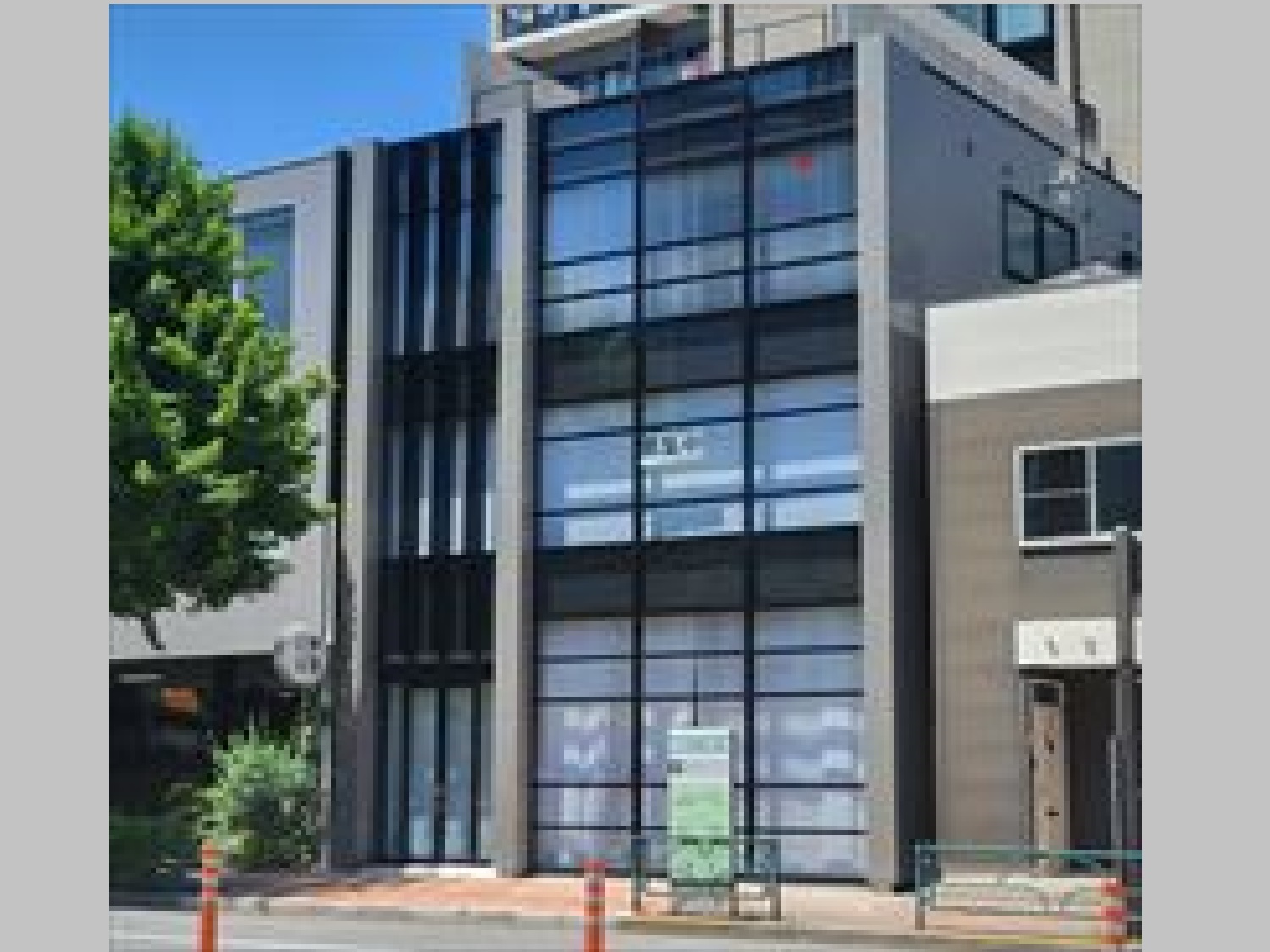 外観_市ヶ谷駅から徒歩5分の位置にあります。