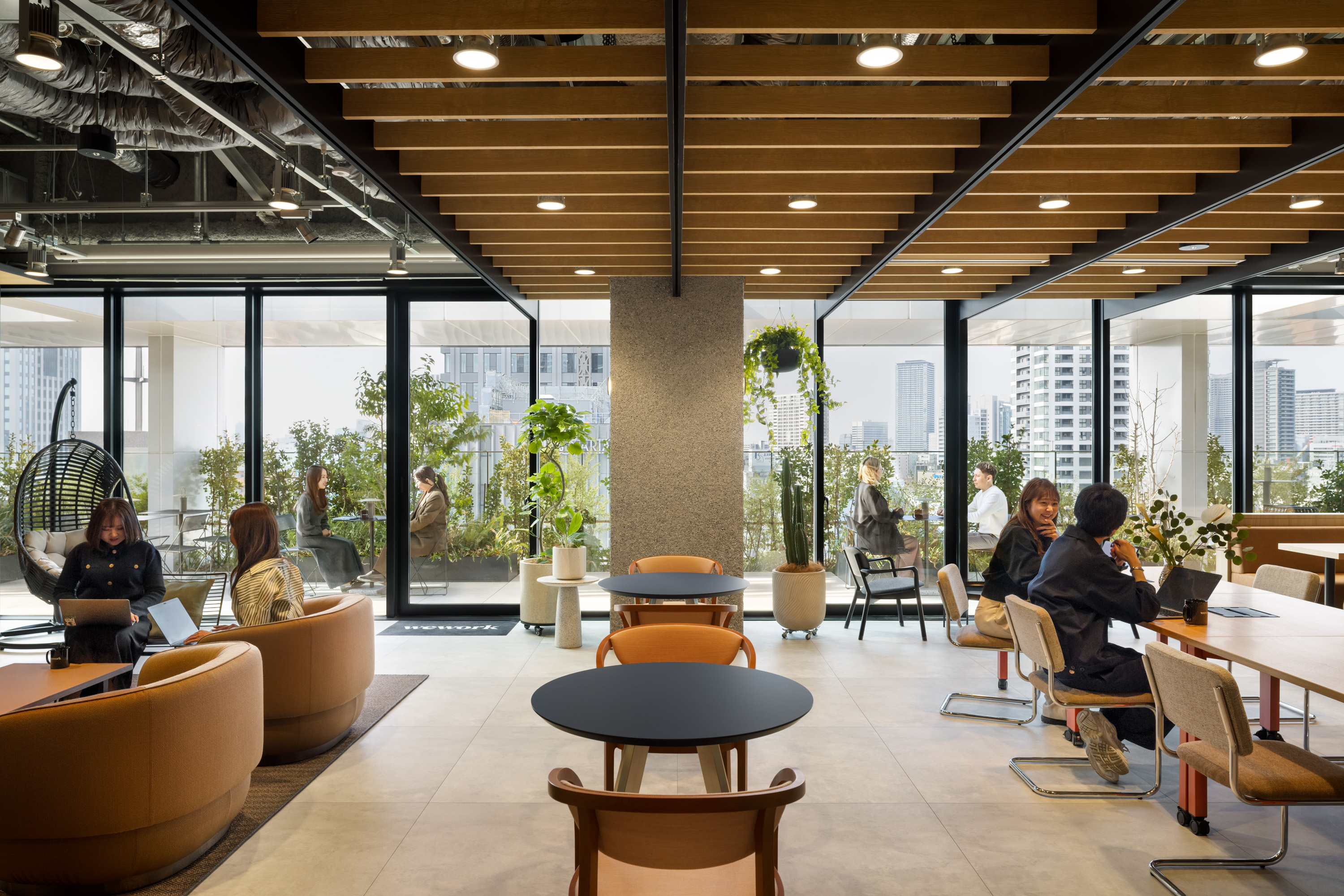 共有部_ラウンジ。グループワークや個人での作業、休憩にも対応したフレキシブルなスペースです。© WeWork