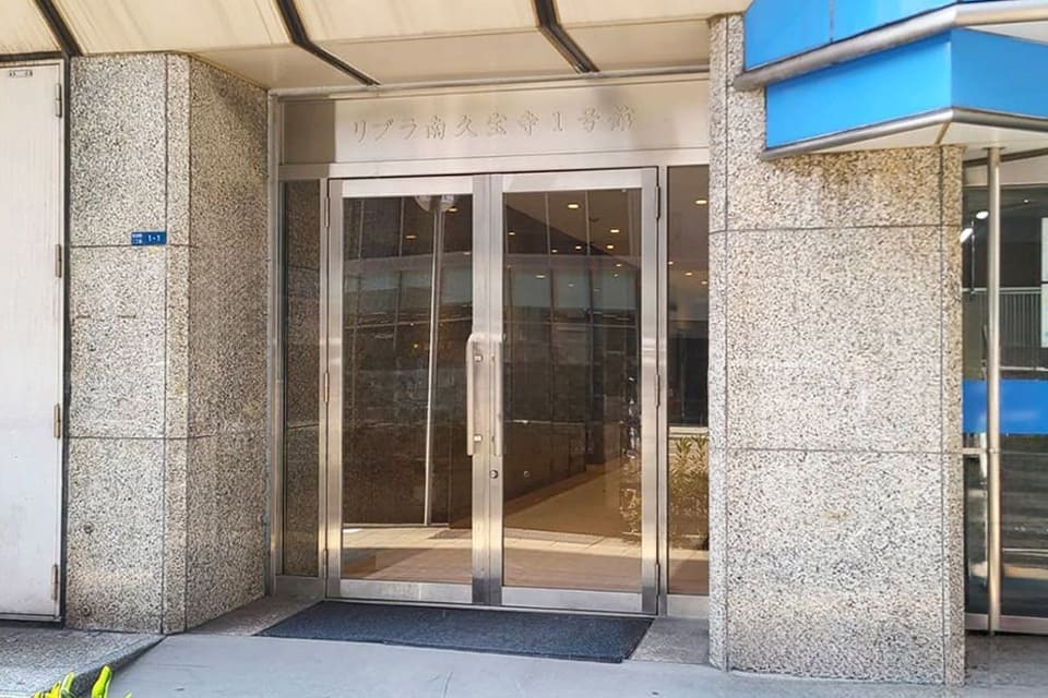 外観_入口。本町駅から徒歩10分に位置しています。