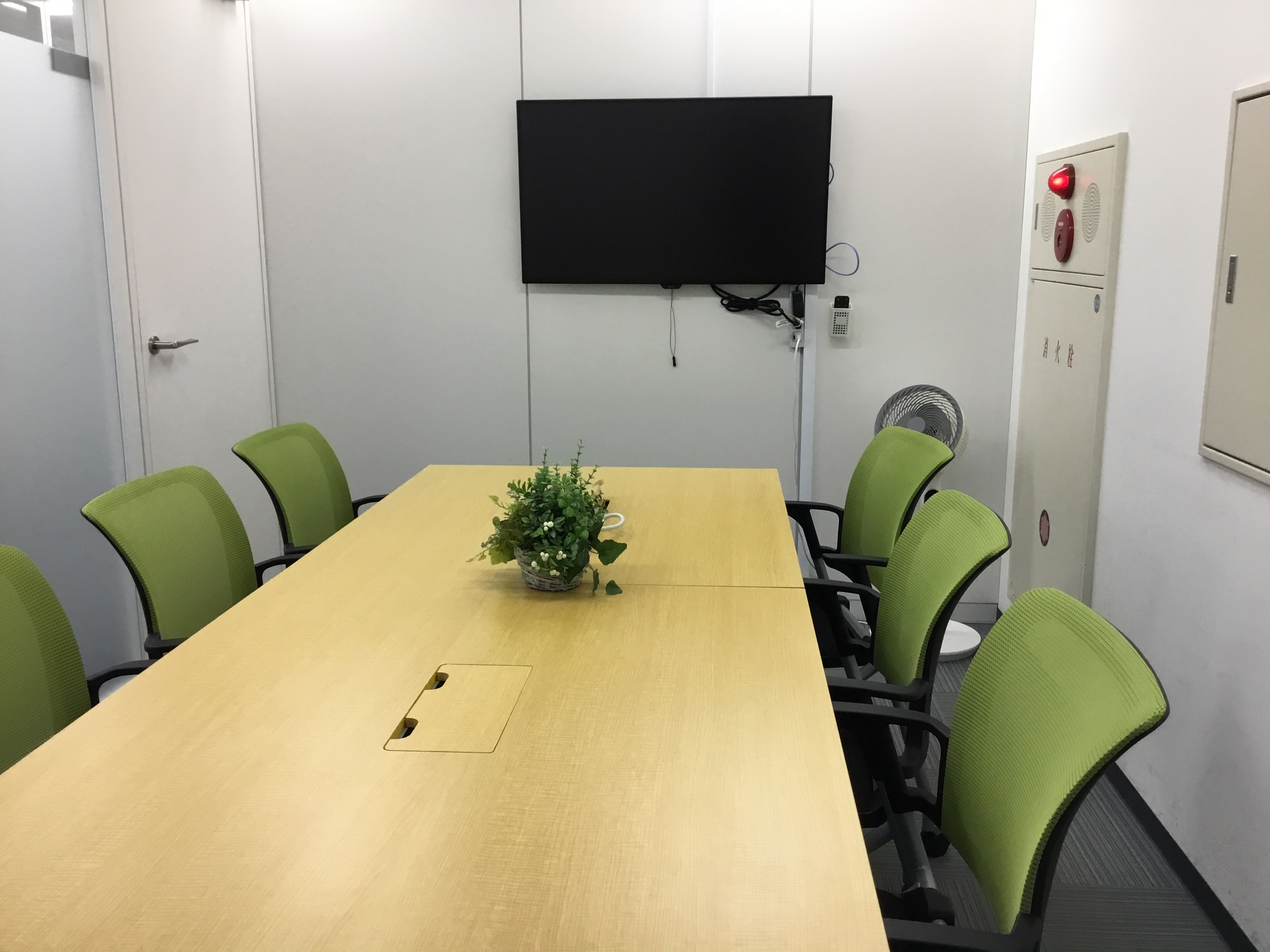 モニターのある個室タイプの会議室