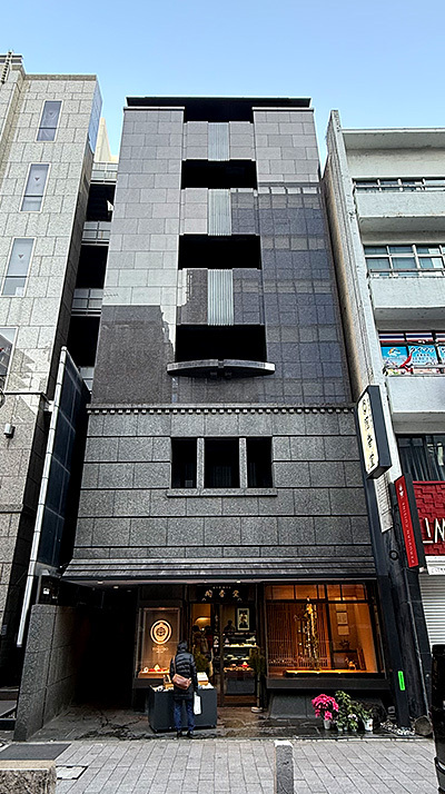 外観_赤坂見附駅から徒歩2分に位置しています。