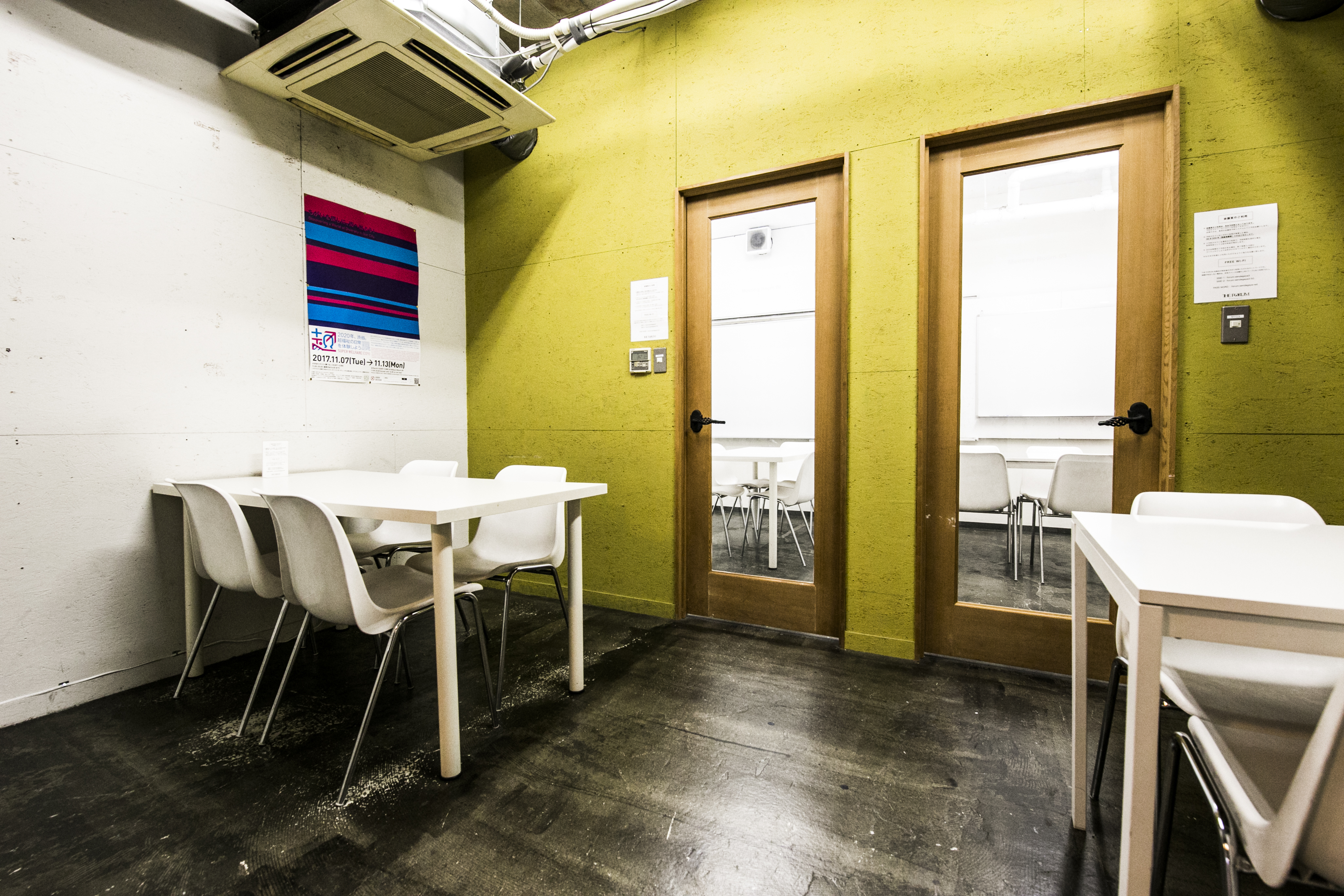 ミーティングスペース_こちらは個室ではありませんが、気軽にミーティングができるスペースです。