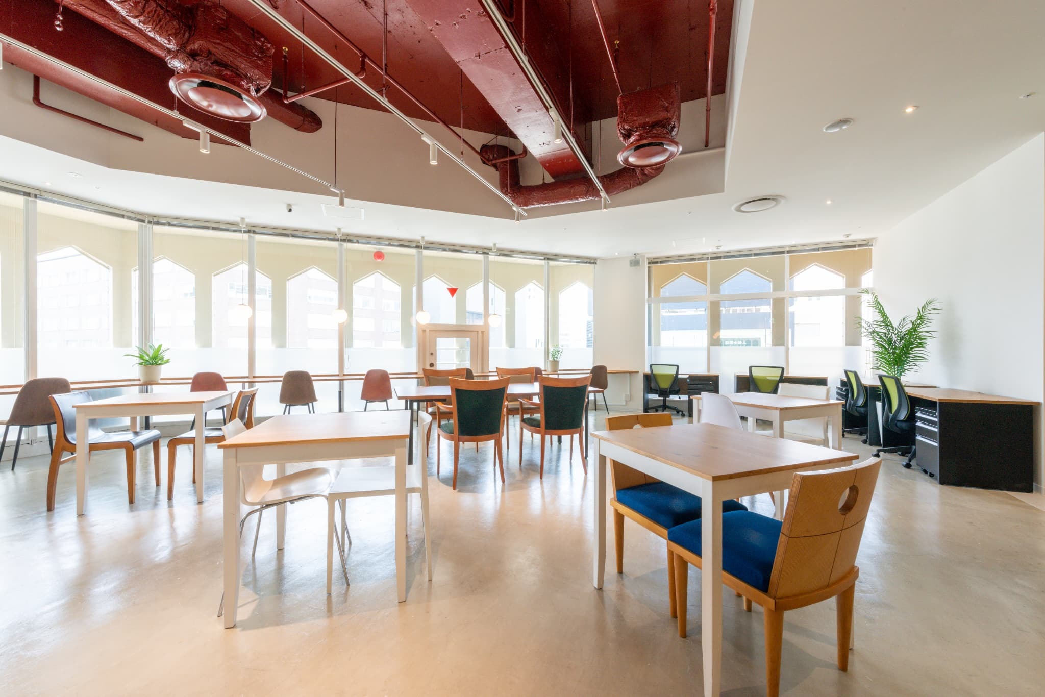 コワーキングスペース｜大きな窓に面した、明るく開放感ある空間。天神の街を一望できる眺望が魅力です。