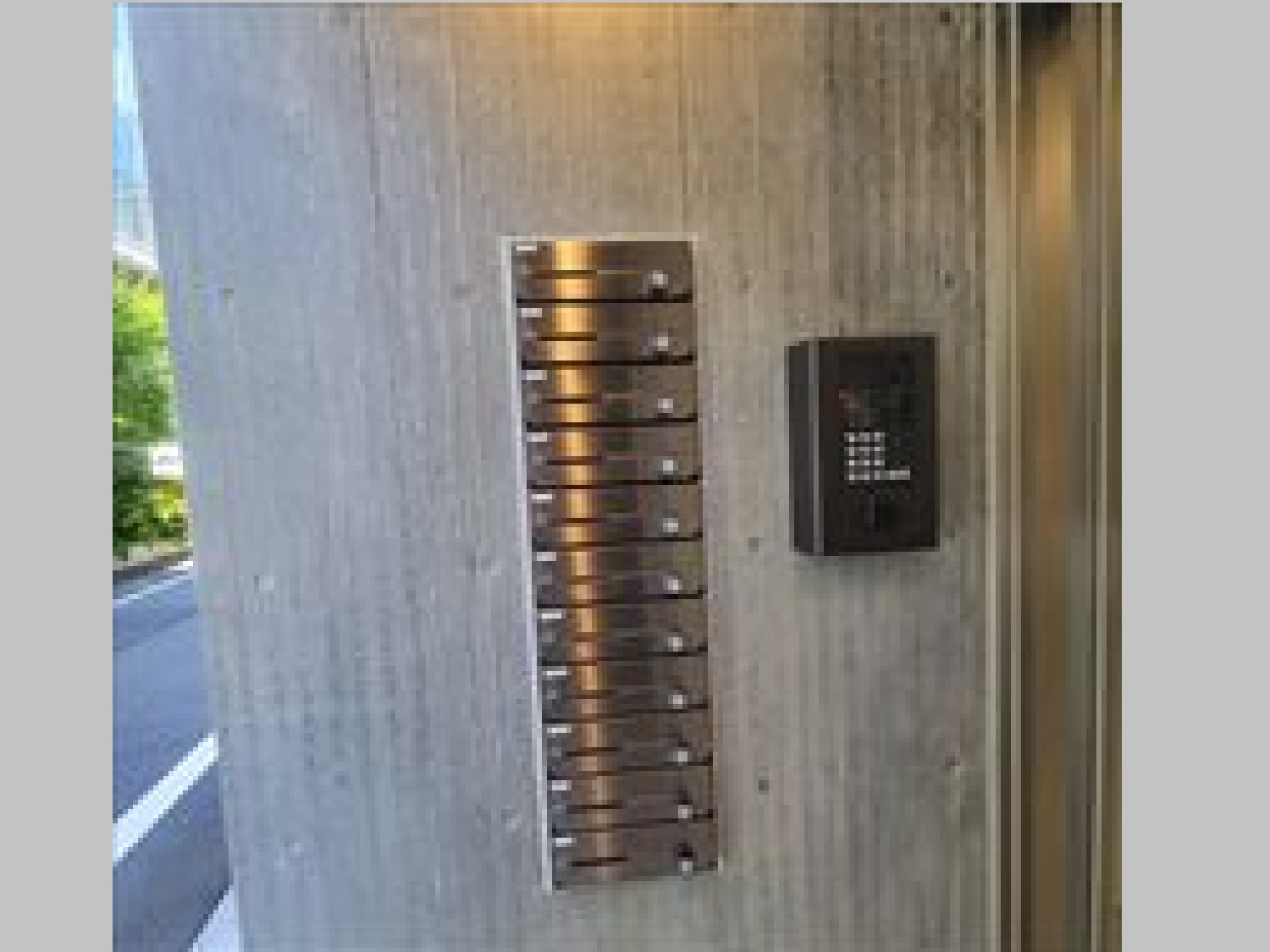 設備_ポスト。ビル入口に設置しています。