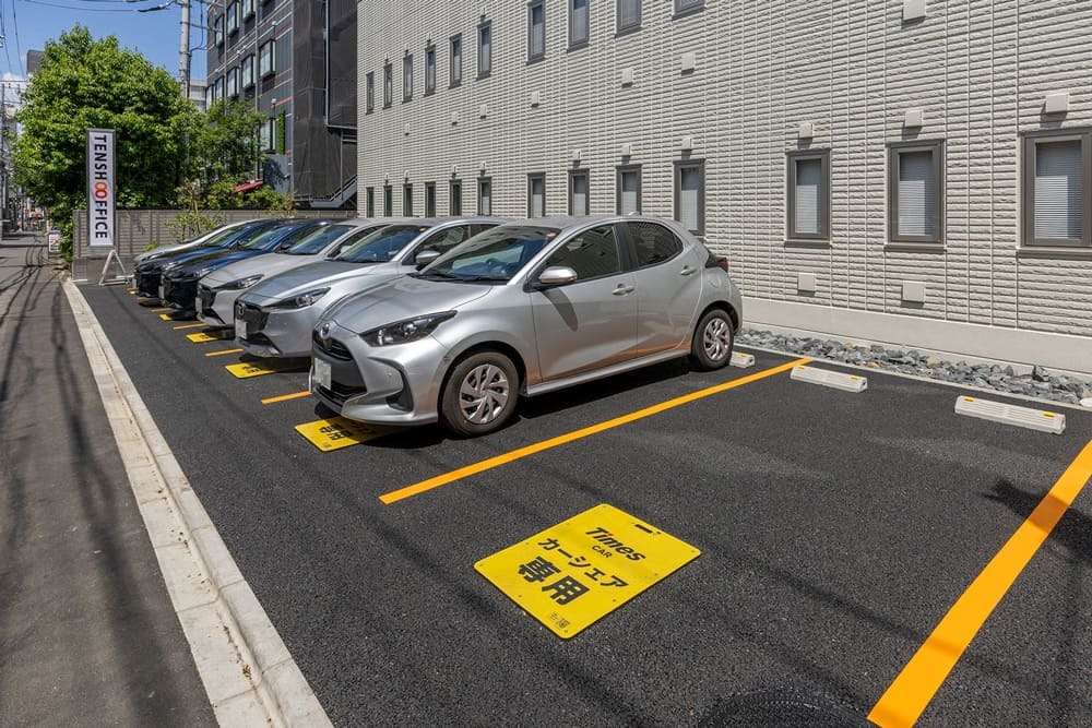 外観_建物の前面にカーシェアリングがございます。