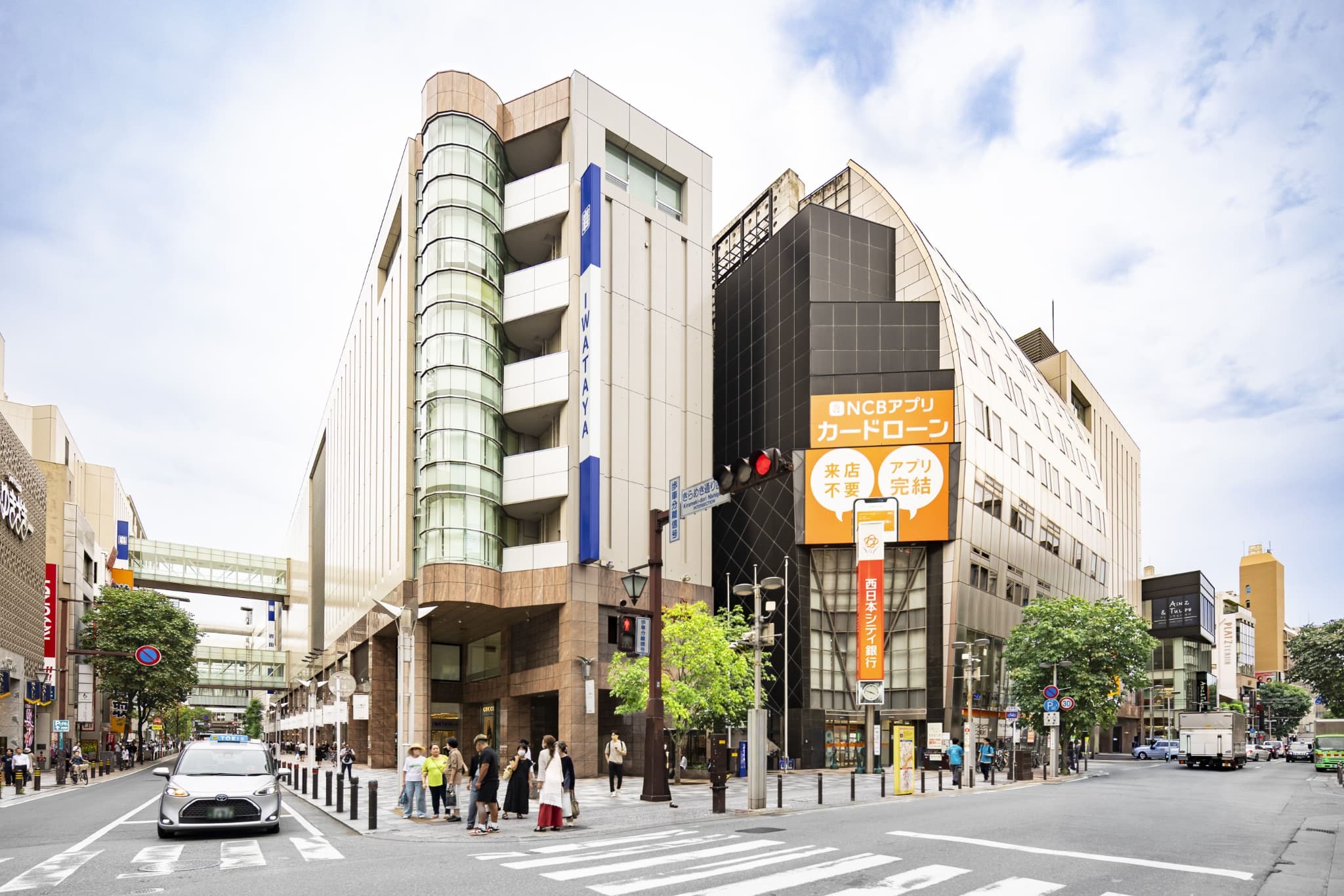 外観｜西鉄天神大牟田線「福岡（天神）駅」北出口・三越口から徒歩3分。岩田屋本館に隣接するビルです。