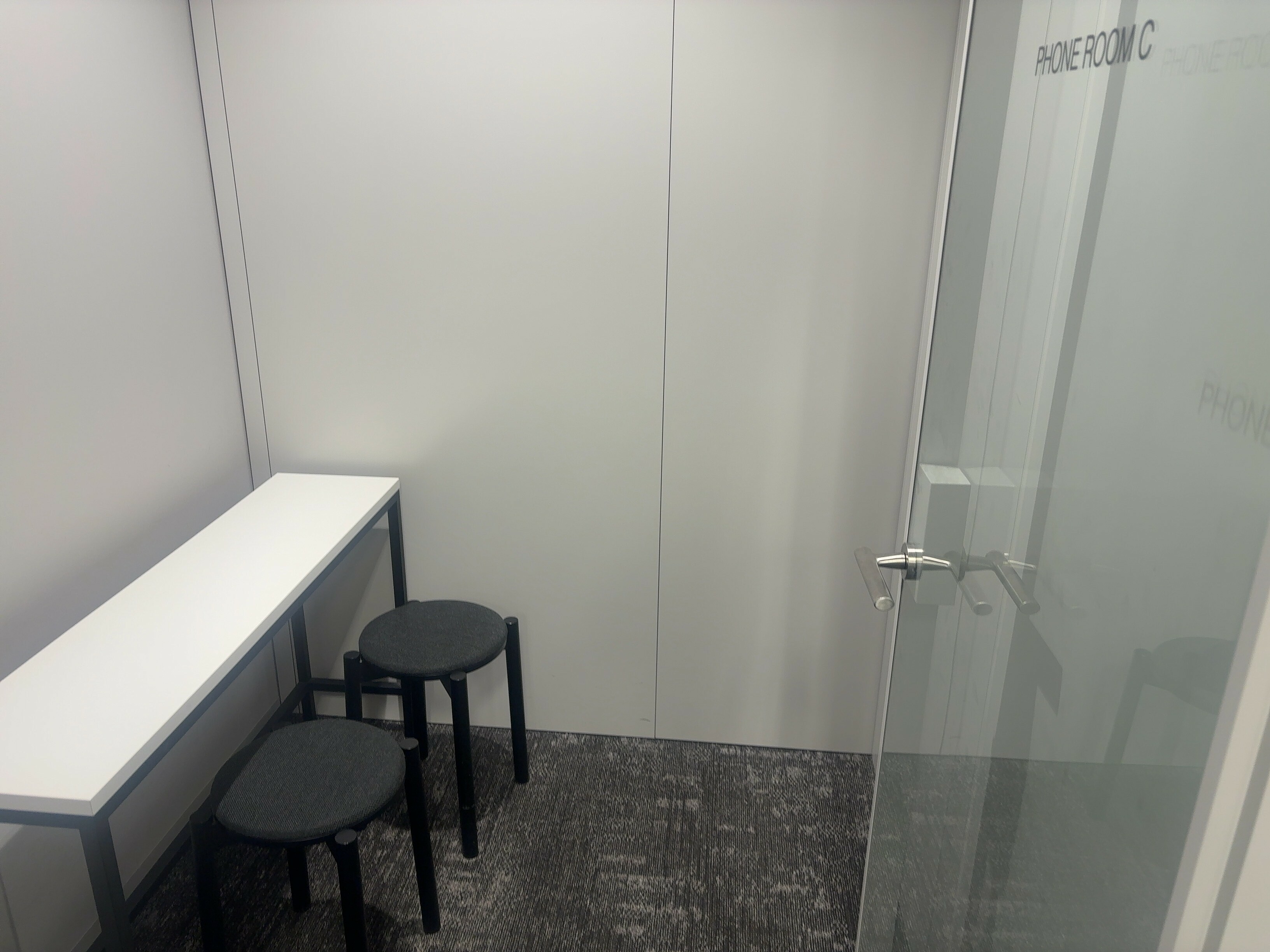 共有部_フォンブース。WEB会議などに便利なスペースも完備しています。