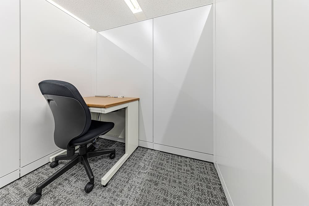 専有部_個室。パーテーションで区切られた1名用の部屋です。