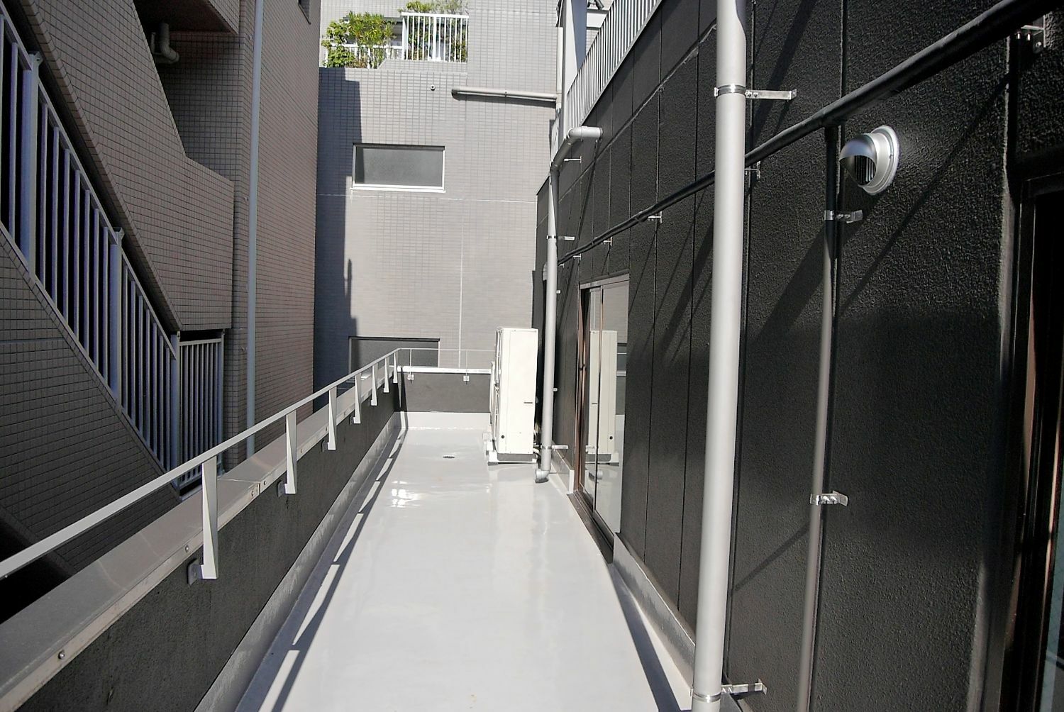 専有部_バルコニー。各階にバルコニーがあるため、風通しが良いです。