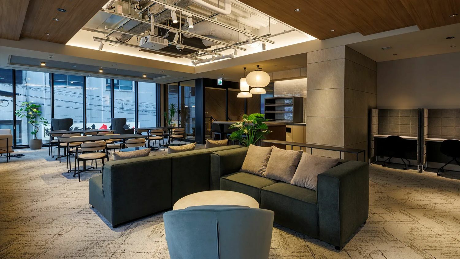 共有部_ラウンジ。グループワークや個人での作業、休憩にも対応したフレキシブルなスペースです。※画像はイメージです。ⒸH1O