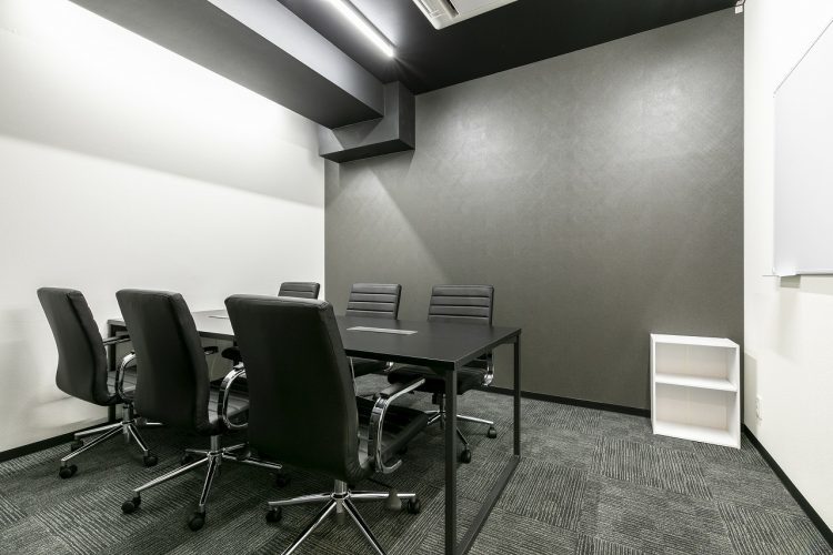 共用部_会議室です。会員は月5時間まで無料で利用可能です。
