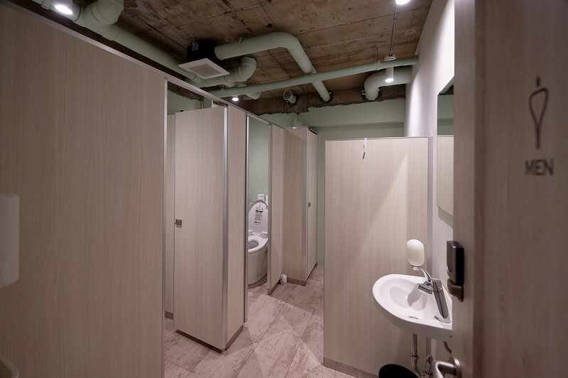 ２階と３階で男女別トイレとなります。女子トイレはブースが２つあります。