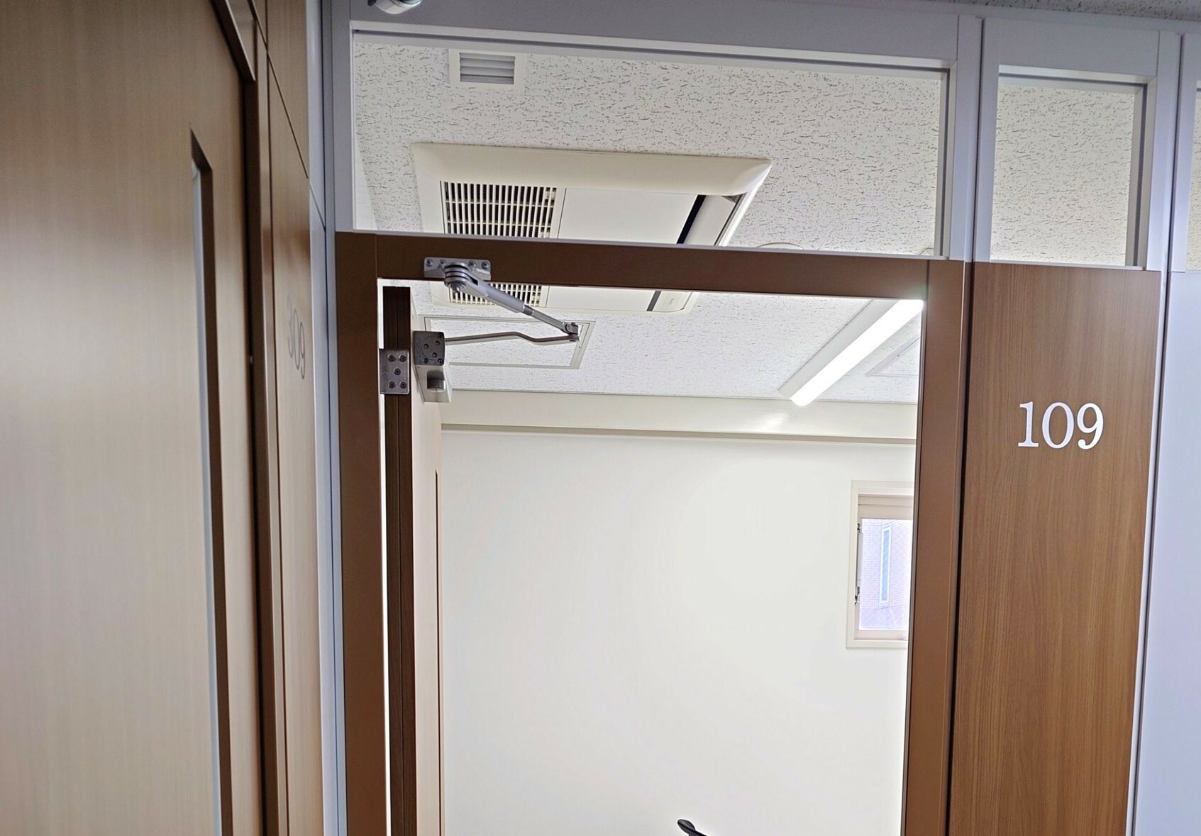 扉の上、欄間部分が開いているタイプです