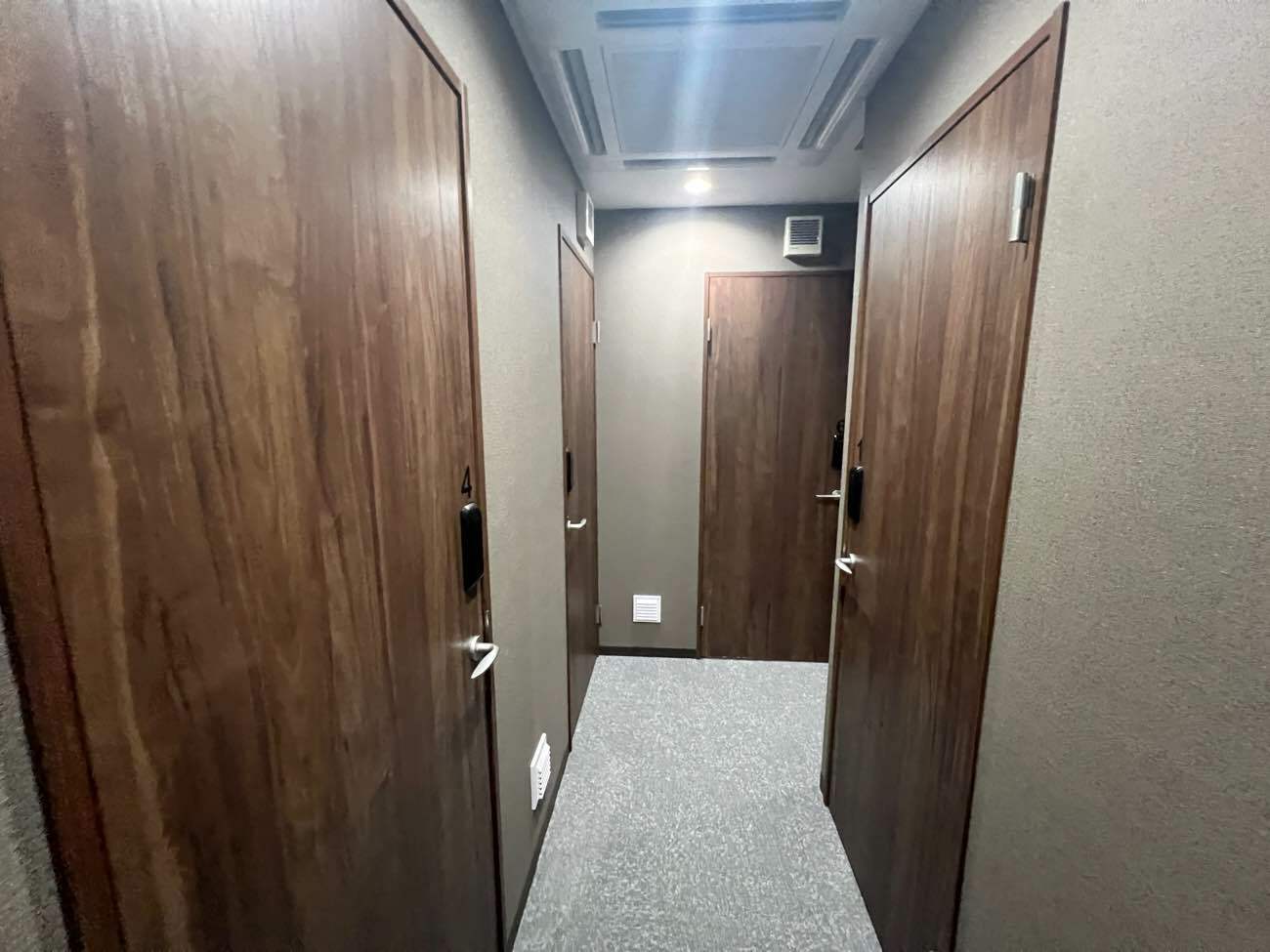 共有部_廊下。個室は全室施錠可能となっています。