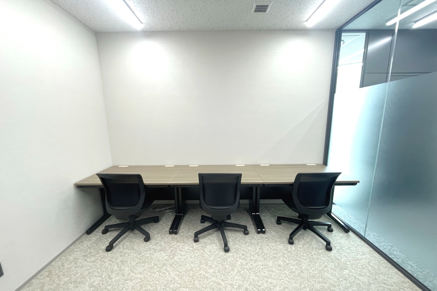 専有部_個室。通路側からも光を取り込めます。
