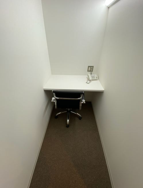 個室：家具やWi-Fi、電話機は備え付け