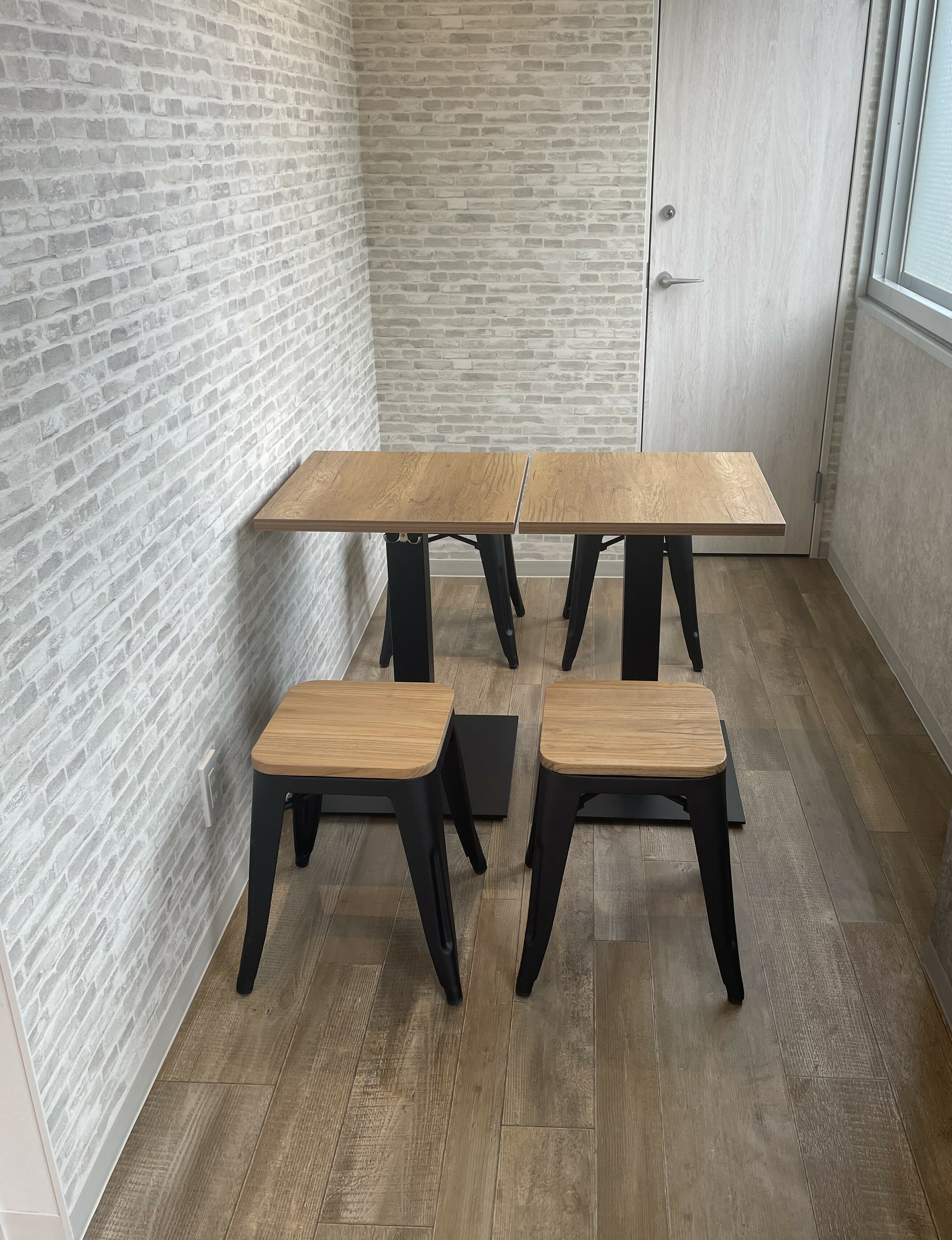 共有部_6階フリースペース。ちょっとした打ち合わせにも便利なスペースです。