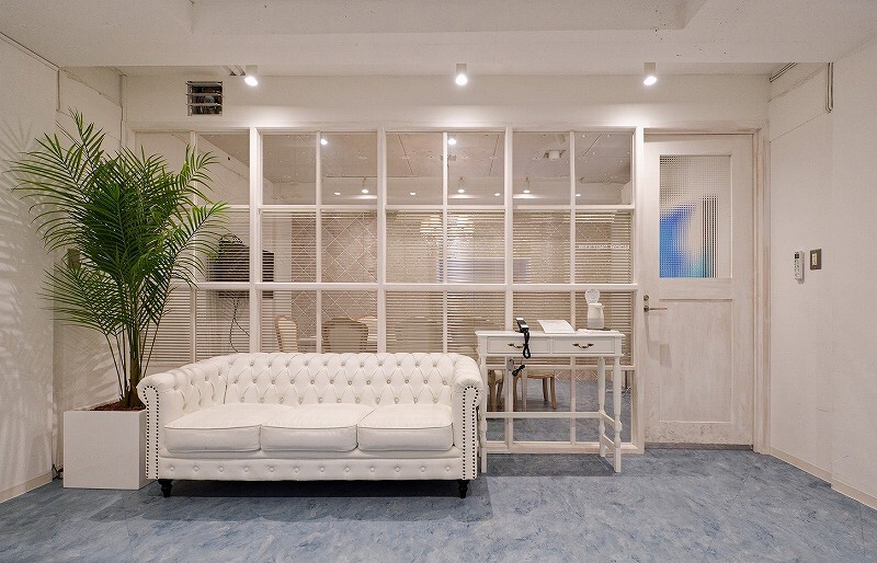 会議室_オフィスに2室あるハイグレードな会議室は最大10名まで収容可能です。(要予約)