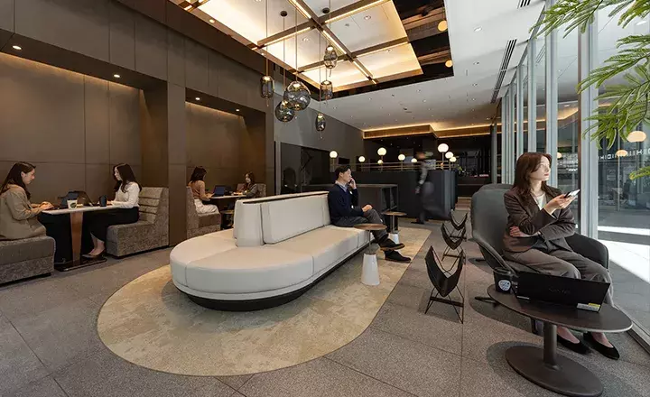 共用部_ラウンジ。打合せやソロワークなどに利用可能です。※画像はイメージです。ⒸH1O