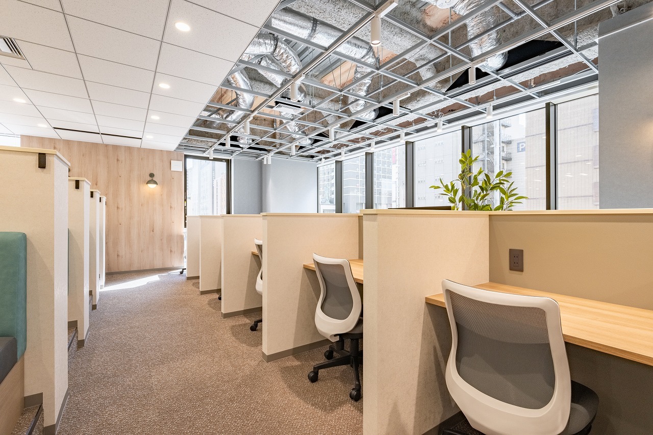 共有部_コワーキングスペース。カフェブースは食事・通話・WEB会議OKの作業スペースです。©bizcomfort