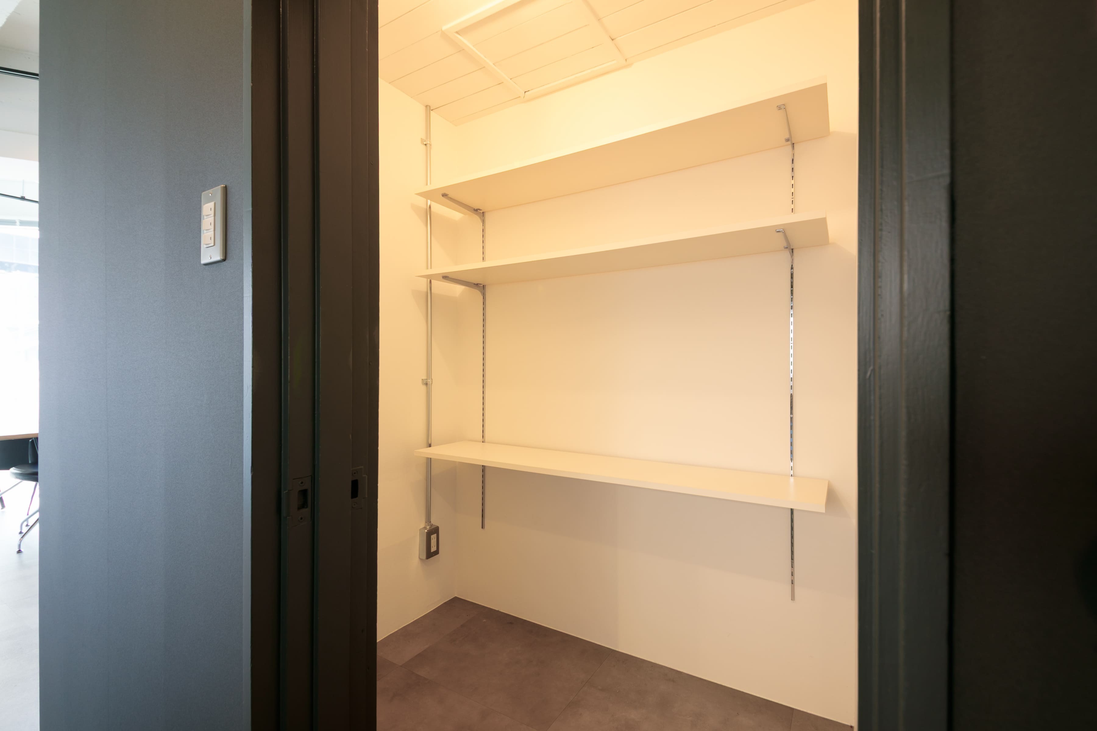 作り付け棚のある広い収納庫があります